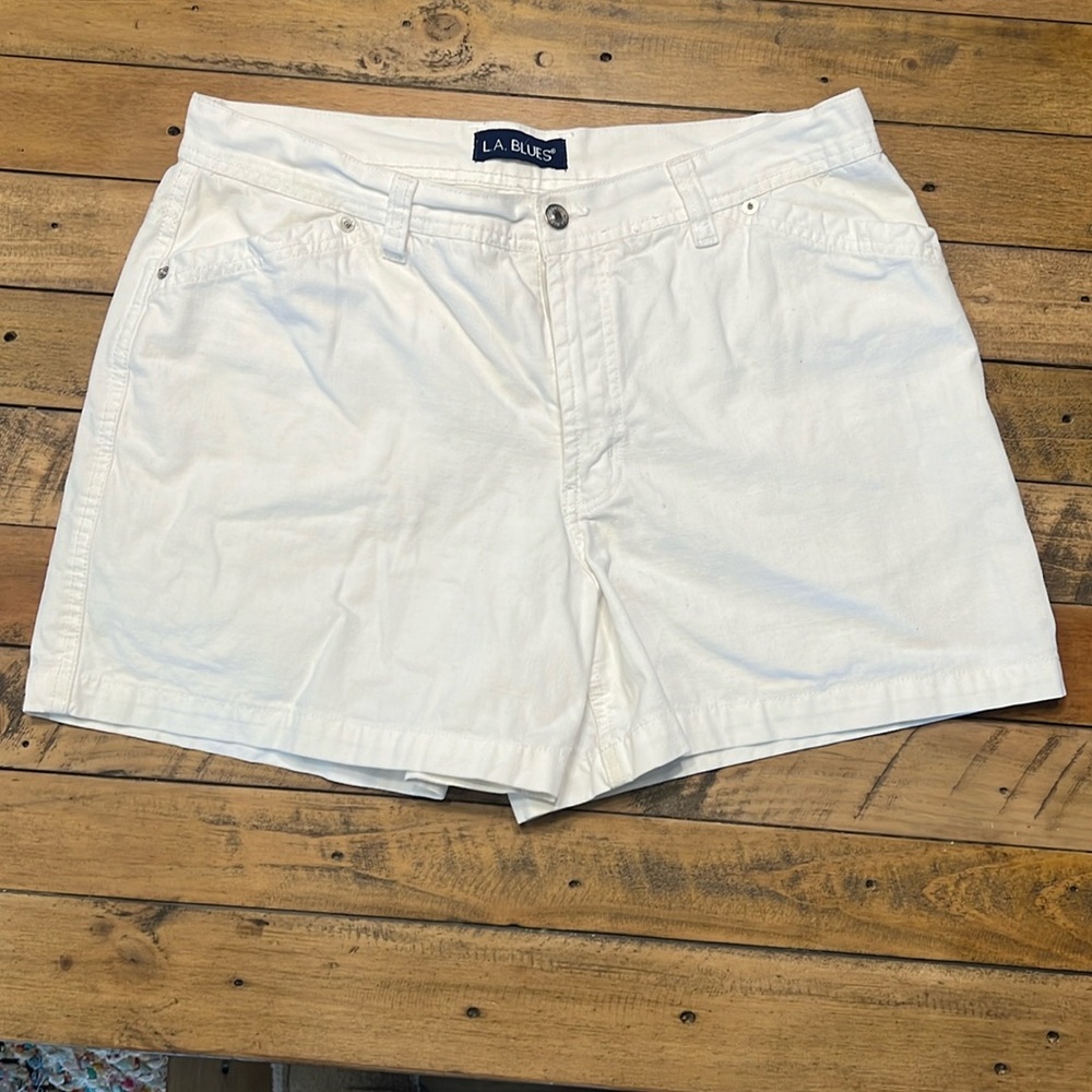 Women’s white shorts!!!